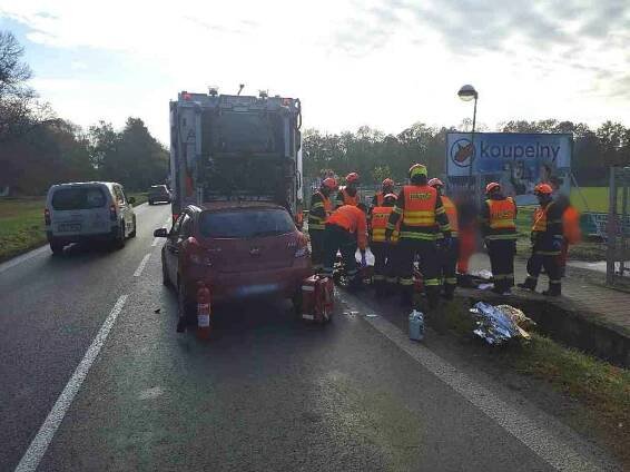 Při nehodě ve Strážnici utrpěl popelář vážná zranění