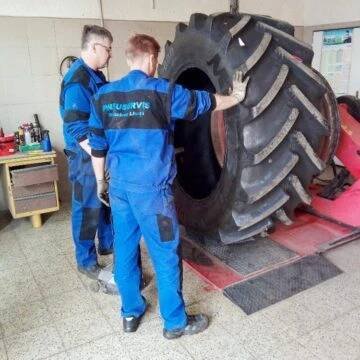 Pneuservis Dohnalova Lhota – Přezouváme a prodáváme veškeré druhy pneumatik od kočárku po traktor.
