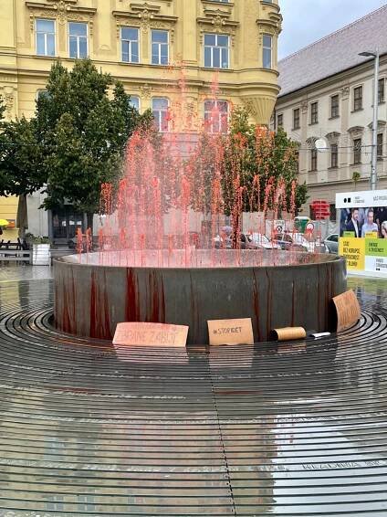 Zbarvená fontána na náměstí Svobody.