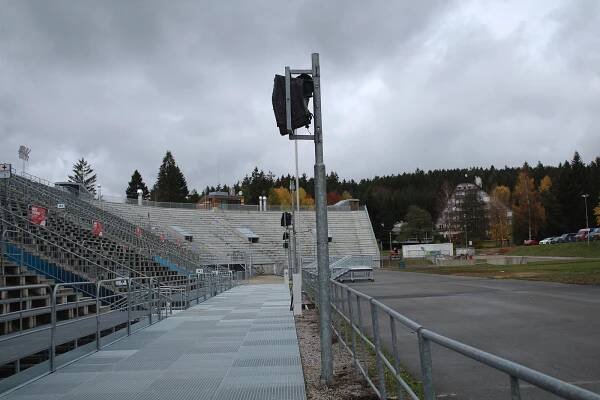 OBRAZEM: Necelých sto dní do šampionátu. Podívejte, jak roste Vysočina Arena