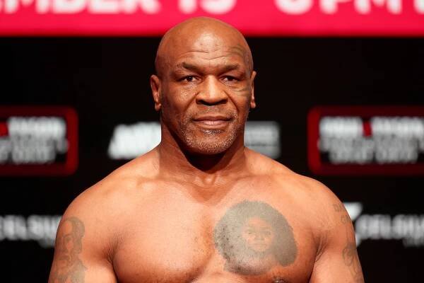 Mike Tyson, bývalý mistr světa v těžké váze a muž, jehož životopis by vydal na tři romány, jednou sdílel historku, která dodnes budí zvědavost i údiv. Tvrdí, že kdysi přistihl svou první manželku, herečku Robin Givensovou, s Bradem Pittem – tehdy mladým, nepříliš známým hollywoodským hercem.