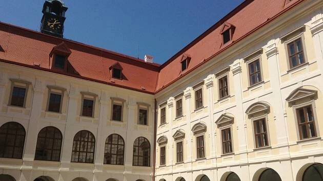 Beatlemánie na nádvoří v Holešově nabízí rockovou kapelu, dechovku i sbor