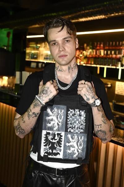Mikolas Josef výjimečně ve společnosti: Kdo má u stále single zpěváka šanci? Blondýna, a klidně o dost starší!