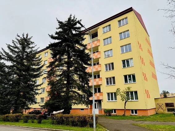 PRODÁNO Prodej světlého bytu 2+1 s lodžií, komora, sklep, 5.patro, 62,9 m2, ul. Matěje Kopeckého – Cheb