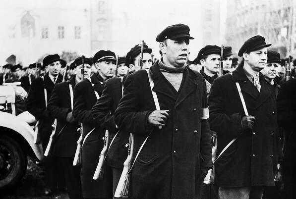 Ozbrojená pěst dělnické třídy. „Ať žije SNB, chceme vládu bez zrádců,“ znělo Prahou v únoru 1948
