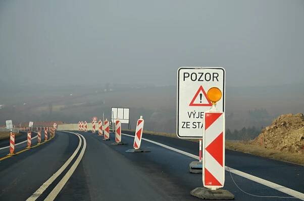 Omezení při stavbě D7: Na sedmičce bude snížena rychlost až na 50 km v hodině