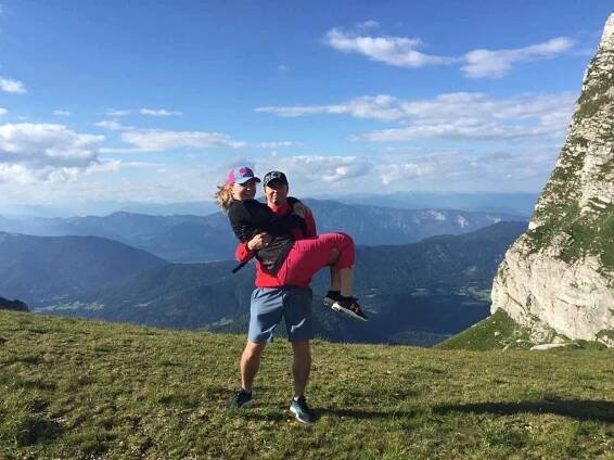 Fanynka Střelic Michaela Málková se svým manželem a fotbalistou Střelic Václavem Málkem