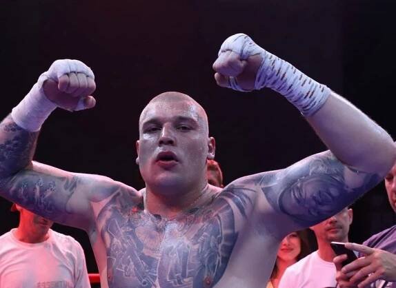 Lukáš Fajk přežil počítání a je novým českým šampionem! Ducár pro zranění nedoboxoval