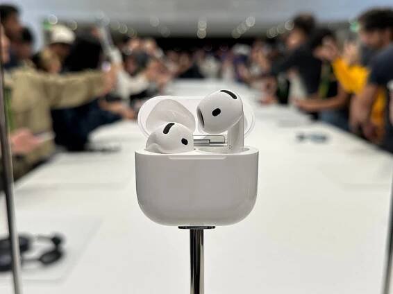 I Tried Apple's AirPods 4 and the Noise Canceling Is Better Than I Expected