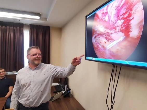 Úleva pro rodičky, kýlaře i pupkáče: Lékaři v Brně umí šetrně spravit povadlé břicho