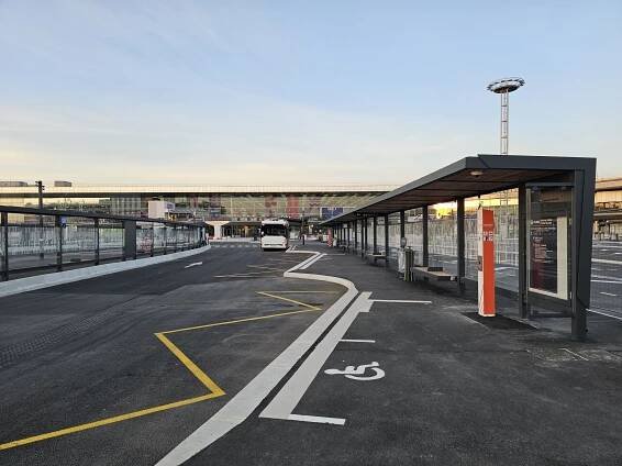 Autobusové zastávky před terminály 1, 2, 3