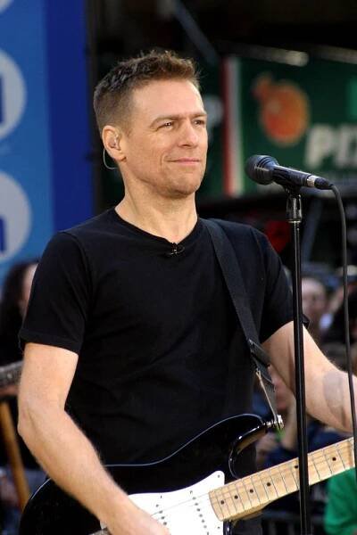 Bryan Adams odsoudil Číňany za pojídání netopýrů a šíření koronaviru, pak se omluvil