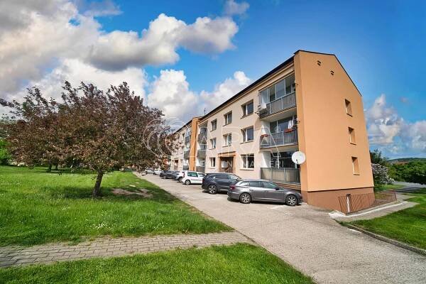 Prostorný a světlý byt 3+1 s lodžií, komoru a sklepem v klidném prostředí v Libochovanech – QARA