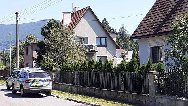 Trojnásobná vražda v Rožnově: Velmi smutné, nepochopitelné, říkají místní