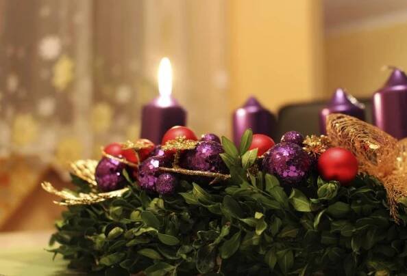Vi tenner det første lys i adventsstaken på første søndag i advent.