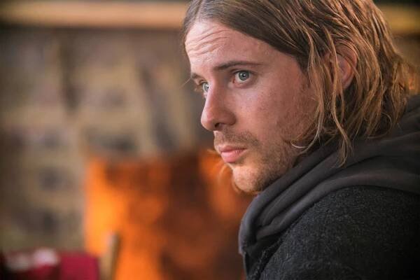 A Christmas Gift from Bob - Z filmu - Luke Treadaway
