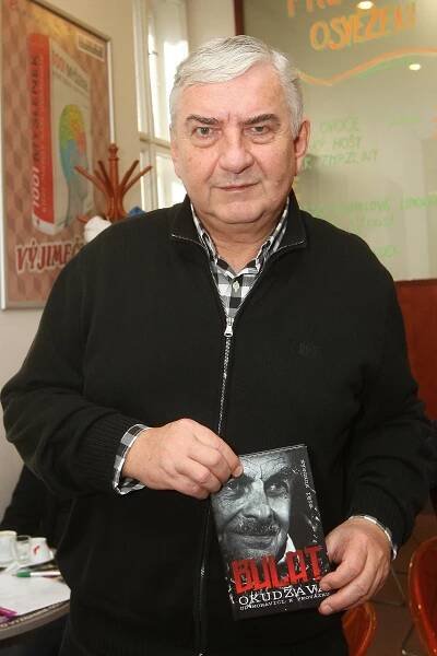 OBRAZEM: Jiří Vondrák podepsal svoji knihu o Okudžavovi