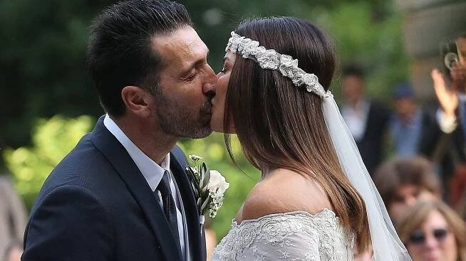 Svatba Gigiho Buffona (46) se smyslnou Ilarií (51): Nechyběli synové z manželství se Šeredovou ani Belluci s Burtonem - Super.cz
