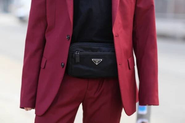 Prada přichází s kultovní nylonovou kabelkou z recyklovaných plastů