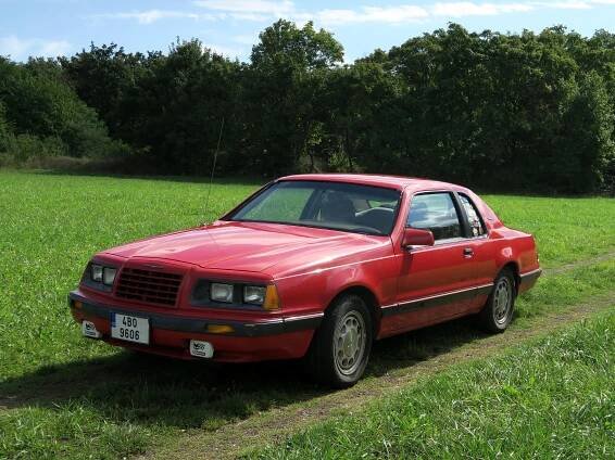 Ford Thunderbird deváté generace je hodně netradiční americké auto. Vrcholem nabídky byl čtyřválec, dokonce přeplňovaný