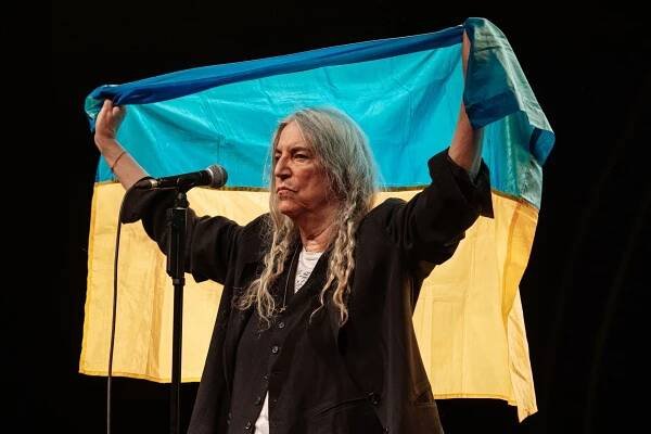 Neobyčejně krásný koncert. Patti Smith četla poezii, vzpomněla na Deppa i Krále