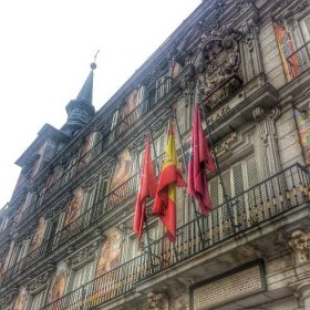 Navštivte Plaza Mayor na nejlepších pěších túrách v Madridu.