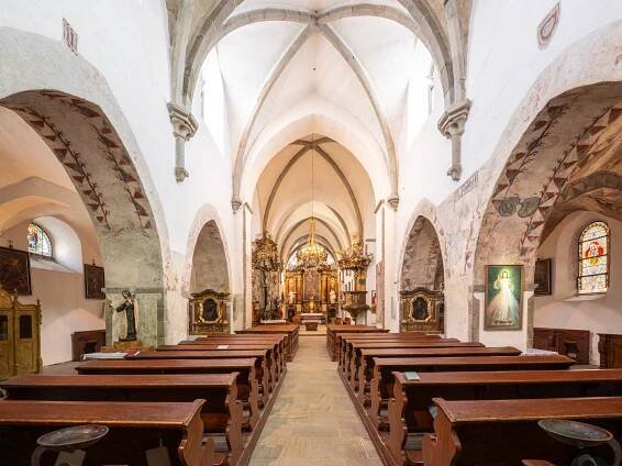 Interiéry minoritského kostela a kláštera Nanebevzetí Panny Marie - kapacita naplněna | #DoJihlavy