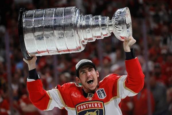 Stanley Cup v Česku. Vítězové nejslavnější hokejové trofeje Nosek a Vaněček ji přivezou ukázat domů