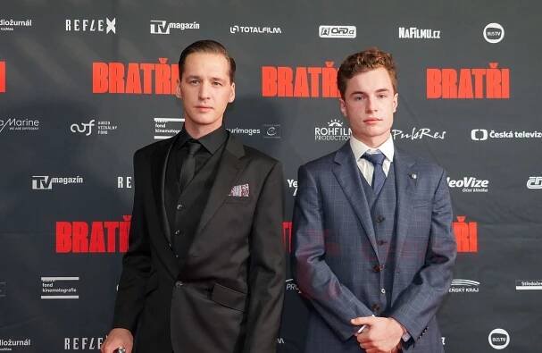 Na premiéře historického dramatu Bratři nechyběli Oskar Hes a Jan Nedbal, představitelé hlavních rolí | Červenýkoberec.cz