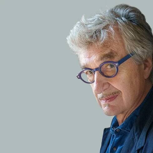 Wim Wenders blickt in die Kamera.
