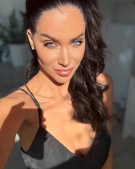 FOTO: Uhrančivá černovláska Andrea Pomeje má na svých sociálních sítích téměř sto tisíc fanoušků. – stránka 371