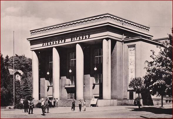 Hronov * Jiráskovo divadlo, budova, architektura * Náchod * V227