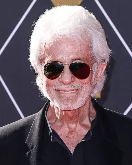 George Chakiris přijíždí na 15. ročník TCM Classic Film Festival 2024 zahajovací noc a 30. výročí Prezentace Miramax 'Pulp Fiction' 18. dubna 2024 v Hollywoodu, Los Angeles, Kalifornie, Spojené státy americké — Stock obrázek