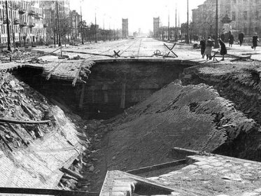 Němci zničený železniční tunel pod Jerozolimskou třídou ve Varšavě, 1945.
