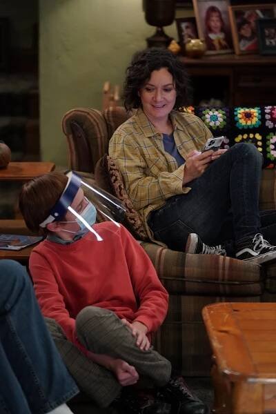 The Conners - Keep on Truckin' Six Feet Apart - Z filmu - Sara Gilbert