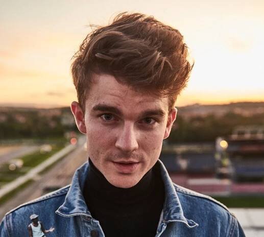 Influencer Kovy: Sdílet něco online je jako byste seděli v kavárně a křičeli názory nahlas