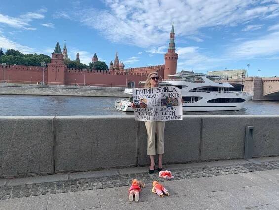 „Skutečným zrádcem je Putin!“ Novinářka označila ruského vůdce za vraha a dostala 8,5 roku