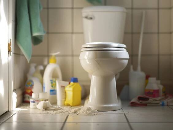 Jak odstranit vodní kámen z wc