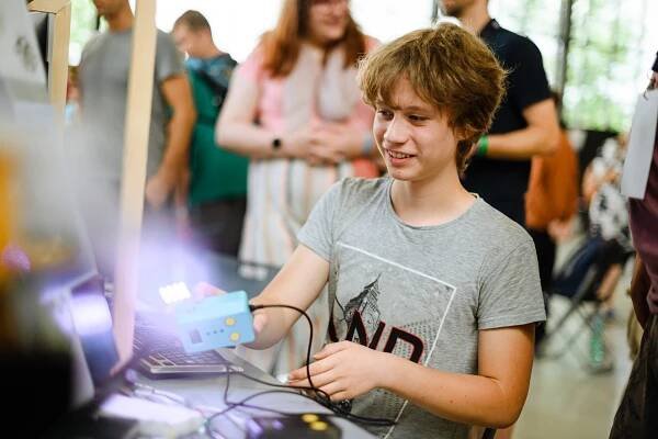 Festival Maker Faire Prague přilákal o víkendu téměř 10 000 lidí. Zúčastnil se i otec zakladatel makerského hnutí - Dale