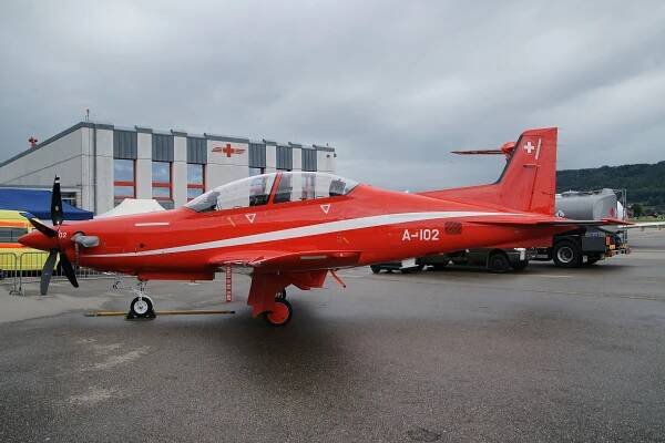 Soubor:Swiss Air Force PC-21 A-102 parked.jpg – Wikipedie