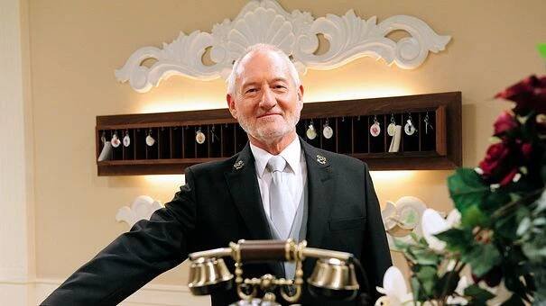 Alfons Sonnbichler (gespielt von Sepp Schauer) ist langjähriger Portier des Hotels und Ehemann von Hildegard.