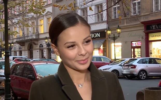Monika Bagárová ve smaragdově zelených šatech na jedno rameno i s rozparkem: Zpěvačka vypadala nádherně - Zivot