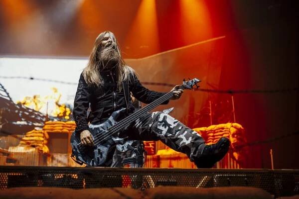 Švédská kapela Sabaton rozložila pražské publikum na tanku a s pivem v ruce | Headliner