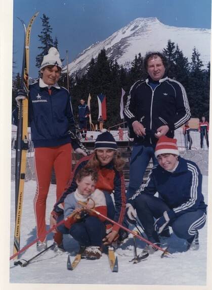 Ve Vysokých Tatrách, nahoře stojí Blanka Paulů, trenér Zdeněk Ciller, dole jsou Dagmar Švubová, pamětnice a její dcera Lucie 