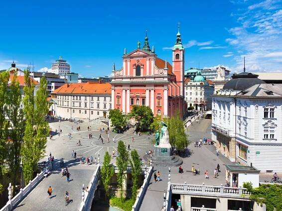 Barokní kostel Zvěstování tvoří dominantu náměstí Prešernov trg