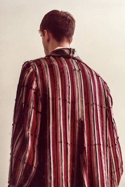 Steven Stokey-Daley využil pro svou absolventskou přehlídku látky z archivu Alexander McQueen.