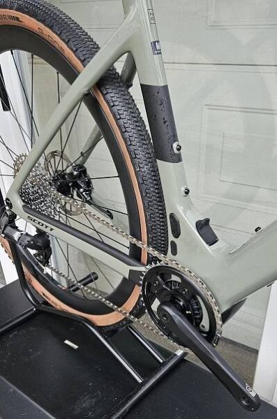 SCOTT Solace Gravel e-Ride 20 2025 gravel elektro kolo s karbonovým rámem. AKCE