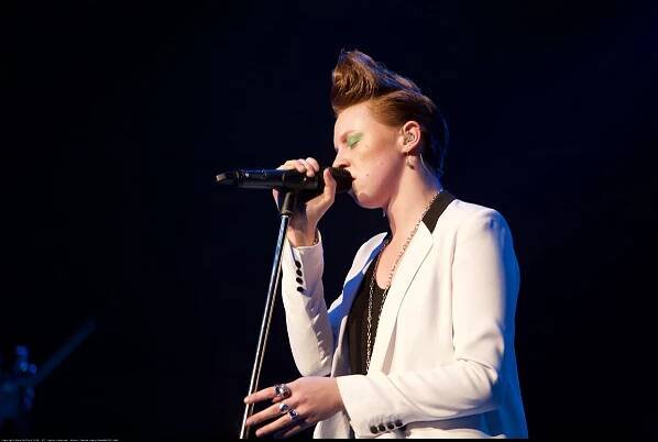 White Hot Singer Takes Mic at Cochella