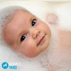 Dítě ve vaně s mýdlovou pěnou.