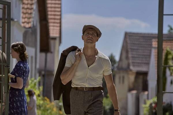 Juraj Loj hrál ve filmu Šarlatán homosexuála.